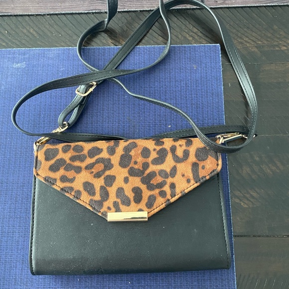 Save the girls, Crossbody touchscreen purse, black with cheetah print - Picture 1 of 8
